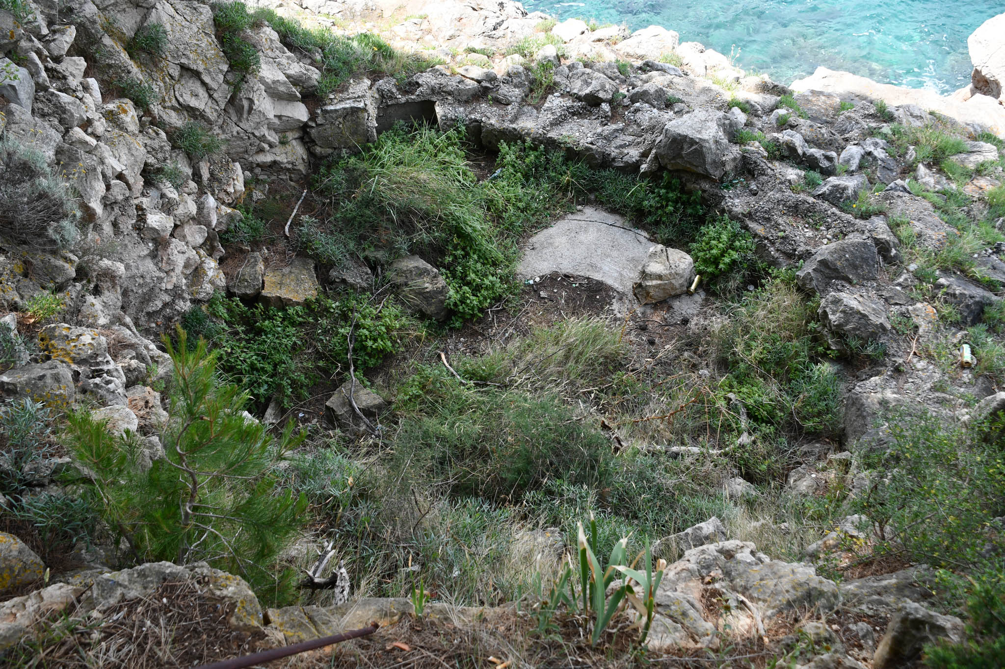External emplacement below the view point bench